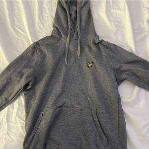 grå lyle&scott hoodie i storlek xs