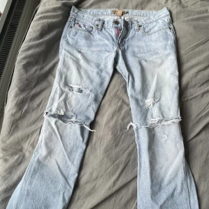 Lågmidjade jeans  - Ett par jättesnygga lågmidjade jeans som jag köpte här på plick, tyvärr fel storlek så skulle vilja sälja så fort som möjligt! 