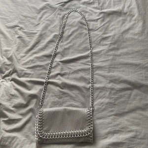 Tiamo väska  - Säljer min väska för att den inte kommer till användning, jag köpte den av en kompis o den är nästan som ny. Det är den lilla storleken🩷Pris kan diskuteras!!! 