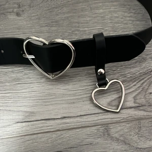 Skärp - Gulligt skärp med hjärtan. Lite slitet på insidan (se bild 2) men inget som syns utåt.