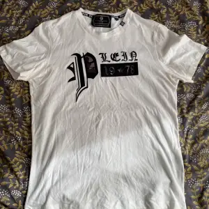 Philipp Plein T-shirt med häftigt motiv framtill | Aldrig använd (för stor) | Storlek Large | Autentisk (köpt under resa till Kanada 2019) | Pris: 500kr