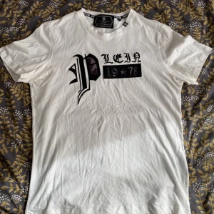 Philipp Plein T-shirt  - Philipp Plein T-shirt med häftigt motiv framtill | Aldrig använd (för stor) | Storlek Large | Autentisk (köpt under resa till Kanada 2019) | Pris: 500kr
