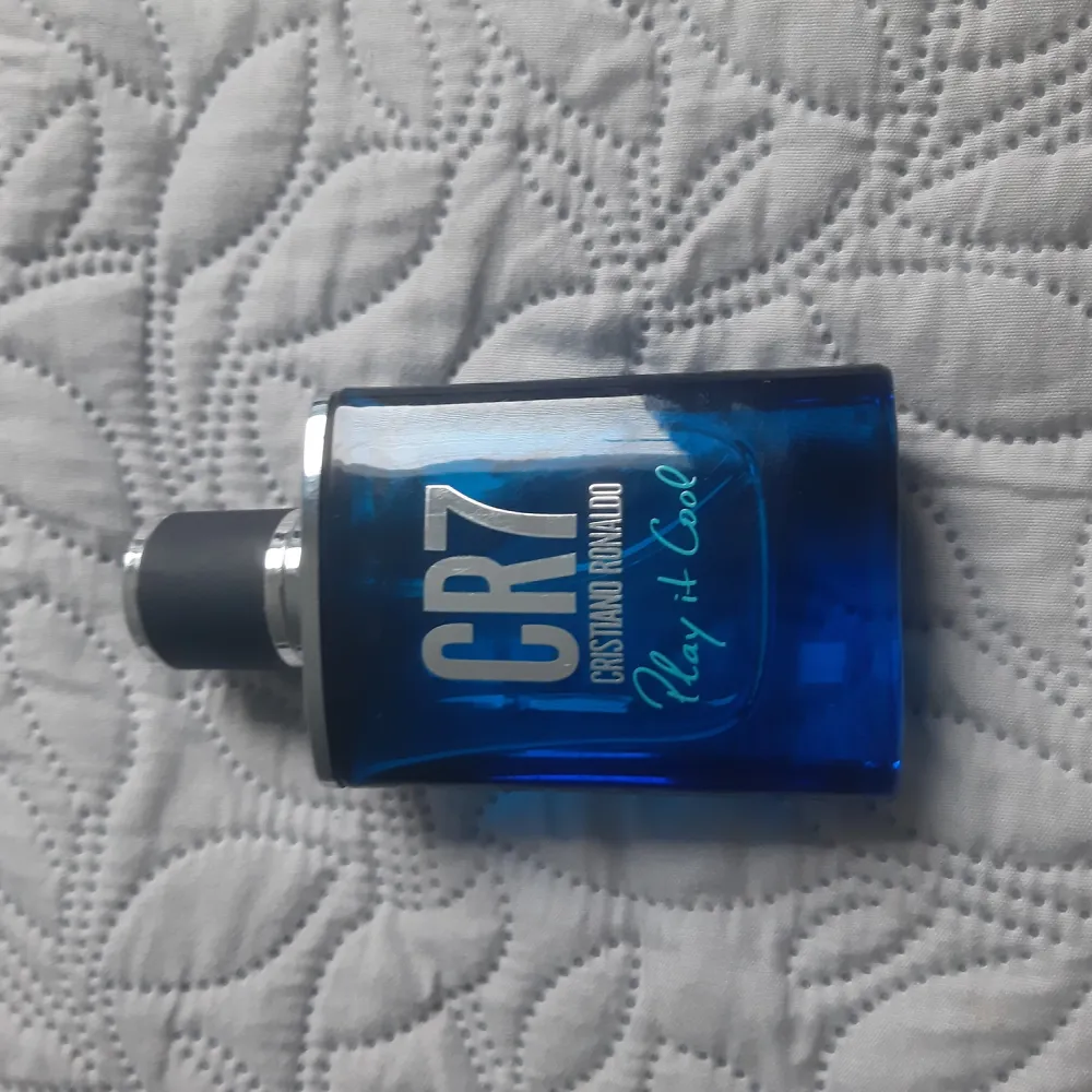 Säljer CR7 parfym. Köpte denna för 250 kr i kicks. Man kan använda denna i alla årstiden förutom vinter. Det luktar söt och vanilj o lite stark. Har bara används 3/5 delar av denna. Den har hjärtnoter och basnoter. Jag har många parfymer därför sälje. Accessoarer.
