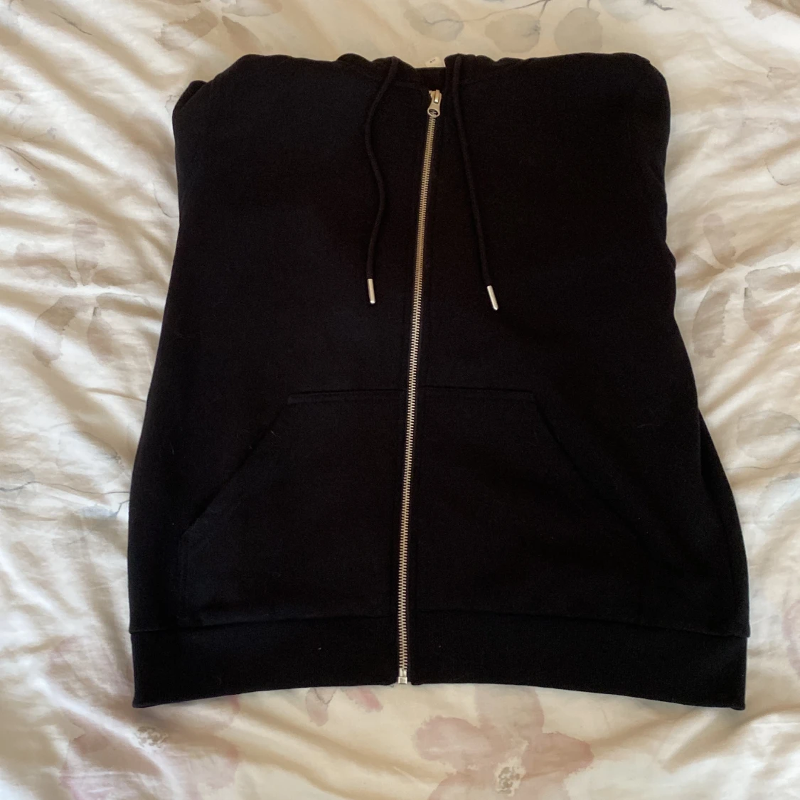 En svart tjocktröja med dragkedja  - 90