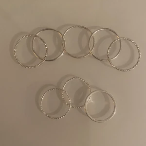 Silverringar - Silverringar, strl xs-s de tre främre och strl m-l är de bakre. I nyskick