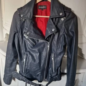 Rock and blue skinnjacka - Äkta skinnjacka i storlek 36 från rock and blue