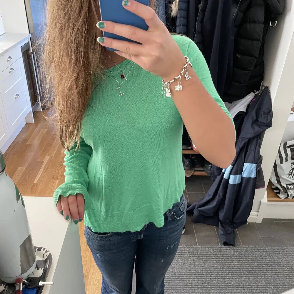 Säljer denna jättefina gröna tröja från zara i storlek S 🤩🤩 Så fin verkligen! Inga defekter och säljer eftersom jag inte gillar hur den sitter på mig 💕De är mina egna bilder. Tröjor & Koftor.