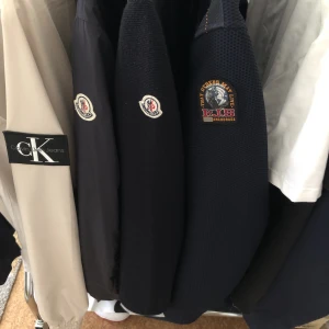 Parajumper cardigan - Säljer nu min fina mörkblåa, parajumper cardigan i nästan nytt skick. Det ingår extra knappar och den är självklart äkta, och i storlek xs. Om ni har några frågor är det bara att höra av sig mvh: Oscar