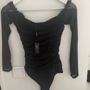 Body - Oanvänd body med prislapp kvar Strl S