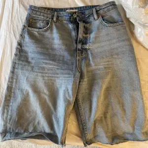 Superfina populära jeansshorts som är lite längre i benen😍 älskar dom men de kommer tyvärr inte till användning hos mig… jättefin blå färg 🥰