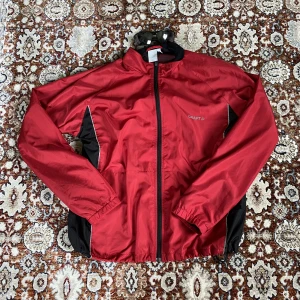 Red windbreaker - Röd tvärfett windbreaker i topp skick!!! Pris kan alltid diskuteras 