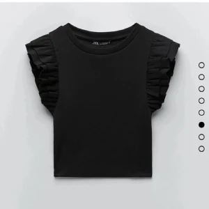 Zara topp - Svart zara volang topp. Storlek m, men passar mig som vanligtvis har s. 