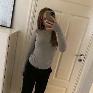 Grå tunn stickad tröja - Jag säljer en grå stickad tröja som jag inte använder längre, den är knappt använd och i väldigt bra skick, skriv om ni har några frågor🩷 #gråstickad #tunn #nästanny #jättefin