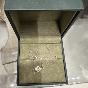 Maria Nilsdotter Mini I’m okay necklace  - Säljer mitt superfina Maria Nilsdotter Halsband. Modellen är mini I’m okay med kedja i 45cm (tror jag).   Kan tänka mig byte, isåfall helst till annat MN smycken, men öppen för förslag!