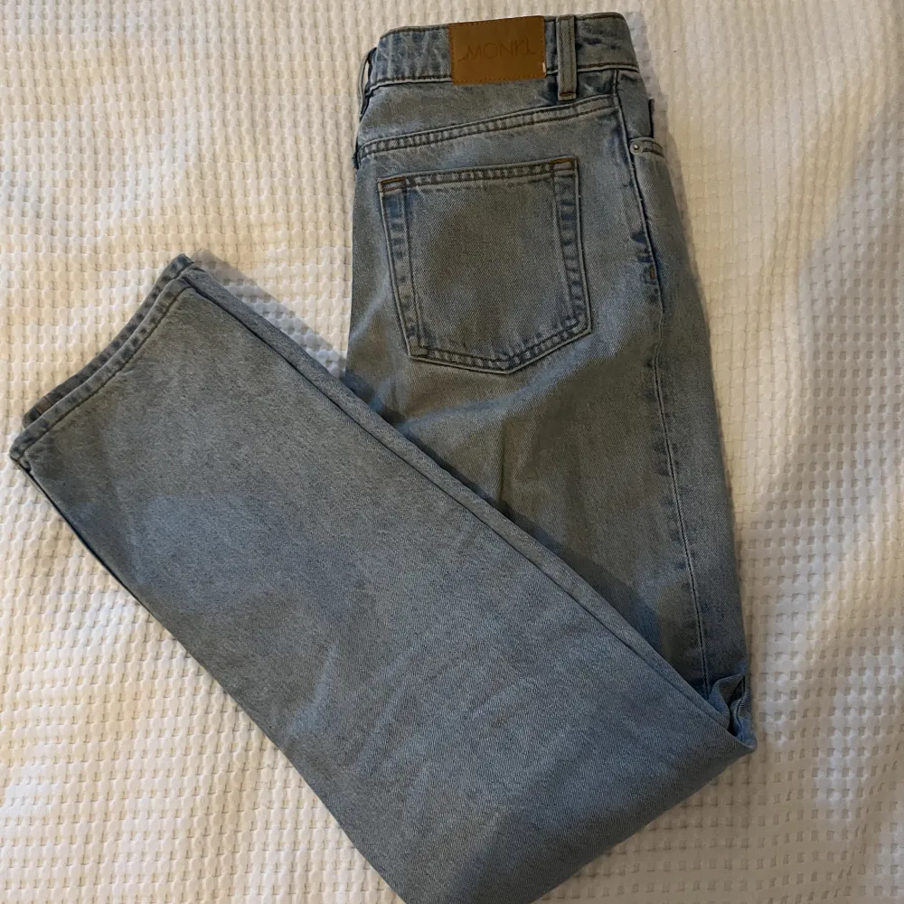 Superfina ljusblåa jeans från Monki i st 26, medelhög midja och passar perfekt i längden för mig som är 174cm lång💗. Jeans & Byxor.