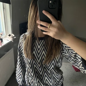 Neo noir topp - Så fin neo noir topp/blus som inte är använd med lappen kvar, köpt i våras men ej använd💕💕 ny pris 780kr