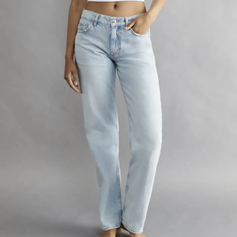 Säljer dessa helt oanvända jeans från ginatricot❣️❣️Köpta för kanske 3 månader sen men aldrig använt dom. . Jeans & Byxor.