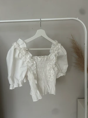 Vit söt top  - Vit topp från Missäy, knappt använd💕