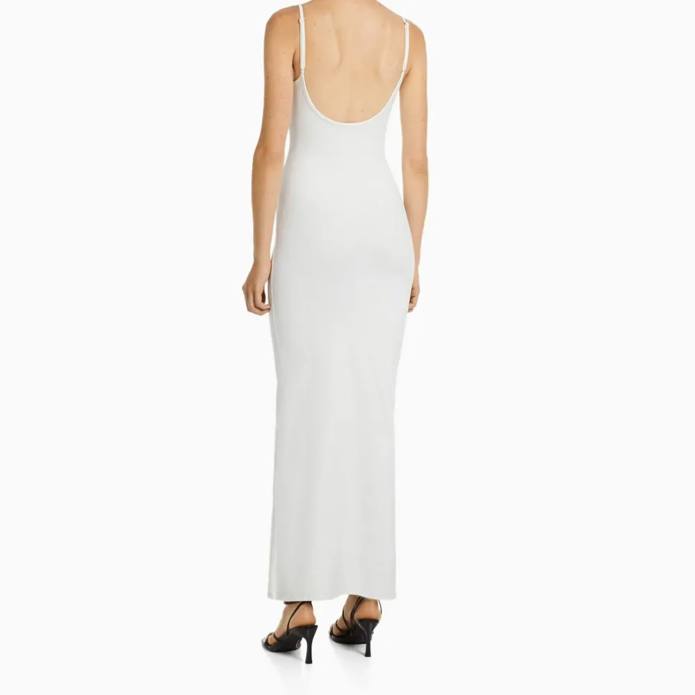 Säljer denna vita fina klänningen från bershka. Aldrig använd, enbart testad. Skriv för fler bilder eller frågor🫶🏼. Klänningar.