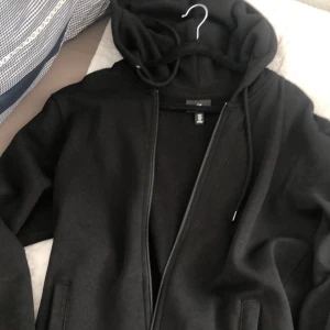 Svart zip hoodie - Säljer min svart zip hoodie som kah har använt bara 2 gånger. Anledningen till att jag säljer den e för att den va för stor för mig. Storlek M