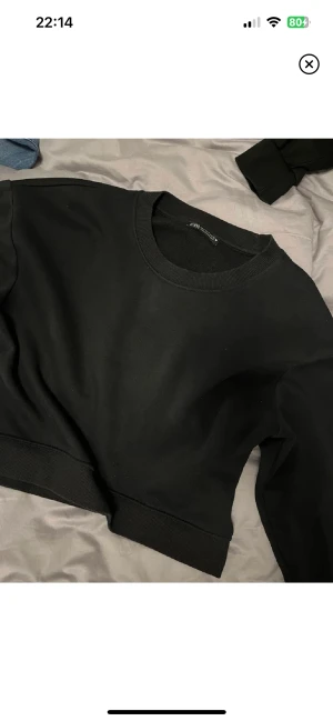 Sweatshirt - Fin sweatshirt/crewneck från zara strl s. Knappt använd då den är liten på mig. Säljer för 140kr.
