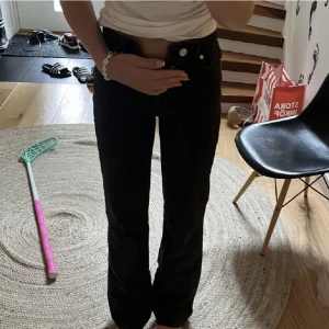 Grå/svarta jeans - Säljer dessa skitsnygga jeans från bik bok då dom tyvärr är för små. Midjan är under naveln. Jag är 174 och som passar perfekt i längden🫶🏼tror jag köpte dom för 500