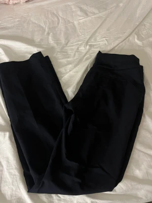Marinblå kostymbyxor - Säljer dessa galet snygga marinblå kostymbyxor! Sitte ryskt perfekt och är lite bootcut💕De har även ”fake” fickor på rumpan!  Är ifrån hm i storlek 36, nypris 499! Säljer för 249 + köpare står för frakt❣️ Bara att höra av sig vid frågor eller funderingar❤️
