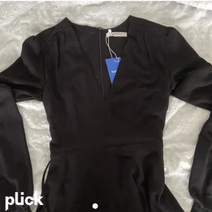 Klänning (lapp kvar) nyskick - Var lite stor på mig så säljer, från sellpy (org från glamouros) inga defekter🫶har snör-skärp!