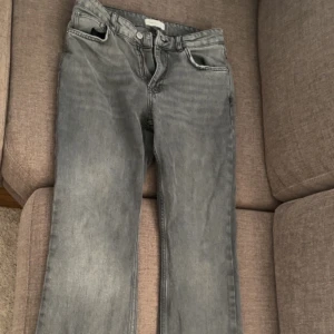 HELT NYA MID WAIST GINA TRICOT BYXOR  - Helt nya byxor från Gina Tricot. Köpt och tvättat en gång men passar inte mig längre. Inte använt bara testat.  Storlek 38 men sitter som en 36. Byxor för kortare tjejer.  ord pris - 500 kr  men säljer för mindre då man kan köpa för 500 på hemsidan. 