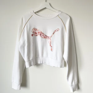 Kort collegetröja Puma by Kenza storlek small - Märke: Puma by Kenza Vad: Kort college tröja Storlek: Small Upplevd i storlek: Normal Färg: Vit Material: 82% bomull & 18% polyester  Skick: Aldrig använd, inget att anmärka på