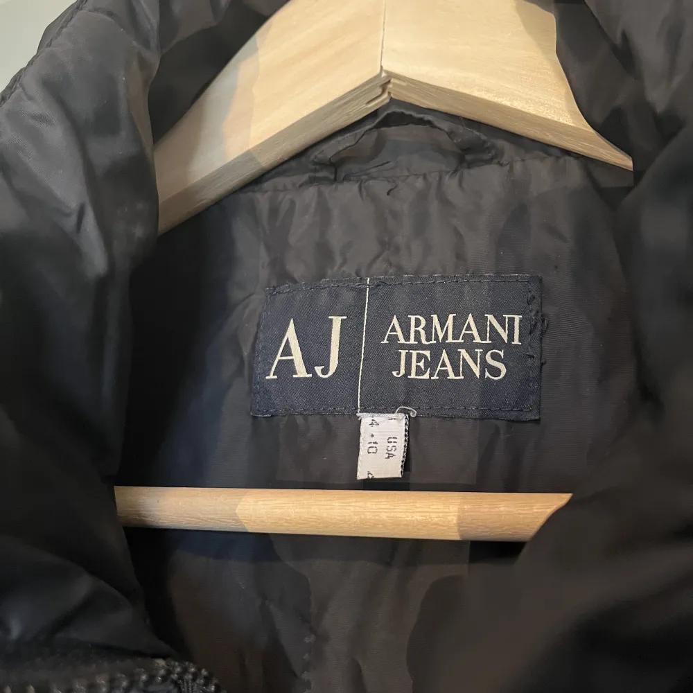 En svart Armani jacka som har en tillhörande dunjacka innuti rocken (man kan ta av rocken och bara ha dunjackan också) storlek L. Jackor.