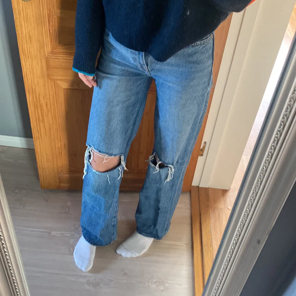Blå högmidjade Jens från Lager 157 i storlek XS men ganska långa i modellen🤍 Dom är knappt använda men vill bli av med allt så säljer billigt🩷. Jeans & Byxor.