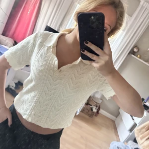 Stickad t-shirt från Zara - Cool stickad t-shirt från zara med fina detaljer i lite gräddvit färg❤️‍🔥 storlek L men jag har typ s och den sitter som på bilden på mig❤️
