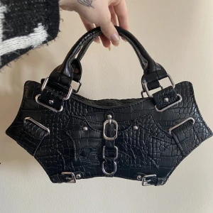 Gothic handväska  - Gotisk fladdermusväska, med borttagbar axelrem. Aldrig använd 🖤 Skriv för fler bilder ✨