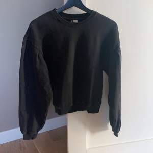 Sweatshirt från hm. Tvättad stil/mörkgrå. Storlek xs 