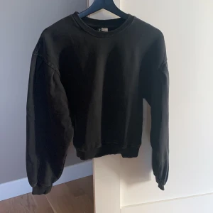 Tröja från hm  - Sweatshirt från hm. Tvättad stil/mörkgrå. Storlek xs 