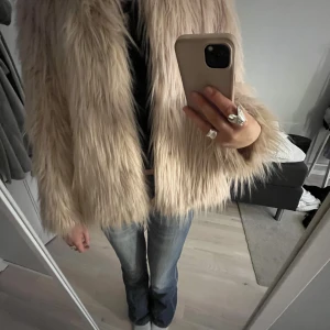 Pälsjacka  - Säljer denna superfina ljusrosa pälsjacka i bra skick💕Perfekt nu till hösten! 