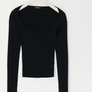 En elegant svart ribbad tröja ifrån Gina tricot i storlek M. Stretchig i materialet passar även S och L. 