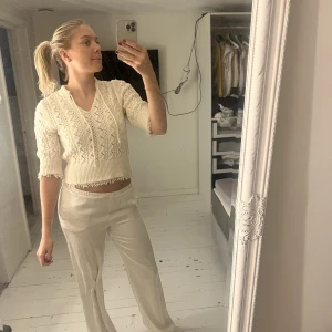 Stickad tröja från zara  - Stickad tröja från zara, andvänd ett fåtal gånger så nyskick! 😋☺️