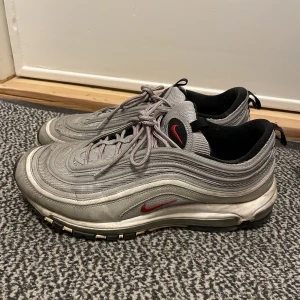 Nike air max 97 Silver bullets  - Väldigt använda air Max 97 storlek 46. Blivit små för mig men har fortfarande liv i sig. Om man putsar upp dem så kommer de nog se jävligt fräscha ut. Köpta 2017 men ej använda ordentligt sedan 2021. Inga original sulor kvar