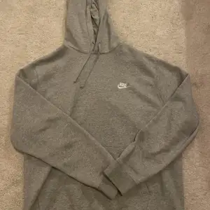 Grå Nike hoodie (ny pris 749)