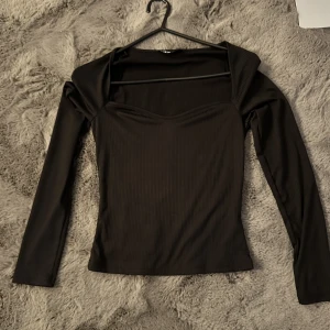 shein topp - helt oanvänd topp av shein. säljer pga den sitter inte så bra på mig. den är även lite tunnare än man tror