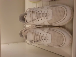 Axel Arigato skor  - Hej!  Säljer dessa fina Axel Arigato skor i storlek 37. Sparsamt använda och i mycket gott skick. Hör av er vid frågor eller funderingar🌷🌷🌷