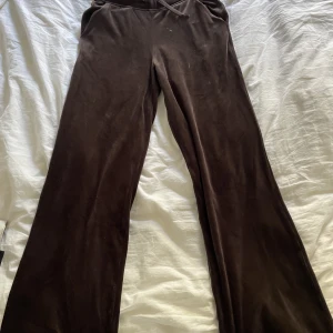 Velourbyxor - Bruna velour byxor från bikbok