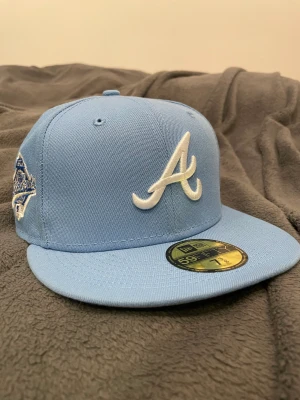 New era keps  - Atlanta Braves fitted, knappt använt den då jag bytte stil. Väldigt bra skick inga fläckar eller inte trasig på nått sätt, den är äkta och har kvar alla stuckers på den, skicka om ni undrar över nått. Storlek 7/38.  58.7 cm