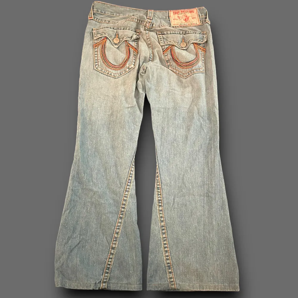 Mina gamla truenreligion jeans! Storlek w33😁stitchingen på tagen har delvis lossnat. Dem är flared eller bootcut. Jeans & Byxor.