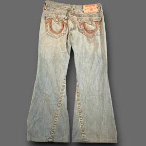 Mina gamla truenreligion jeans! Storlek w33😁stitchingen på tagen har delvis lossnat. Dem är flared eller bootcut