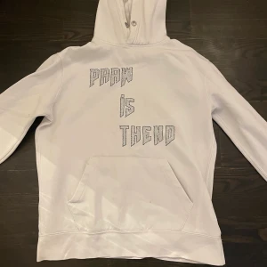 Paam is thend  - Säljer en Houdie som gick o köpa förut på Instagram vet ej va den kostar ny så lägger va ut den för 150kr med tanke på att den har 2 små fläckar som säkert går bort om man vill men inget man lägger märke till! Mvh Axel 