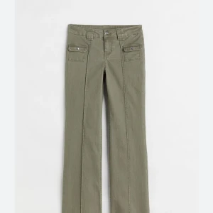 Hm cargojeans - Säljer dessa så fina och populära jeans från hm fast i svart! Såå fina och passar till allt 🎀💖