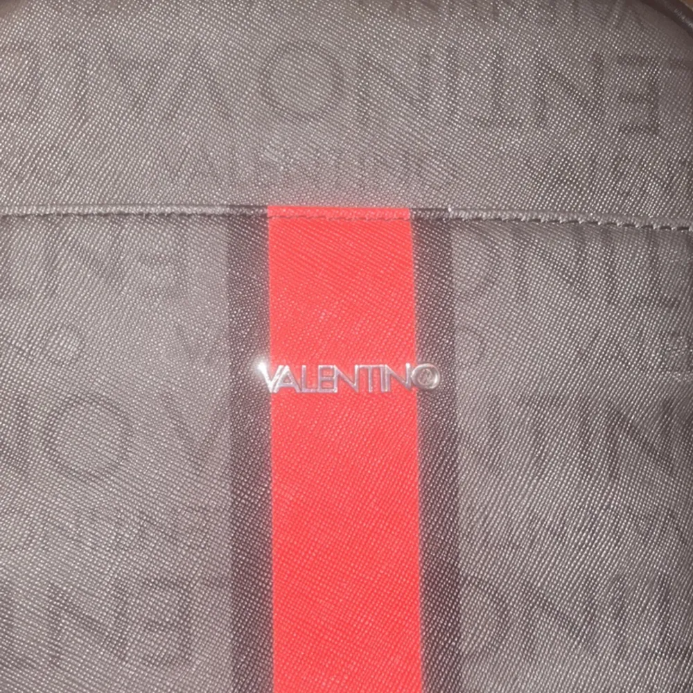 Valentino väska lite skråmor här o där men bra skick knappt använd pris kan diskuteras . Väskor.
